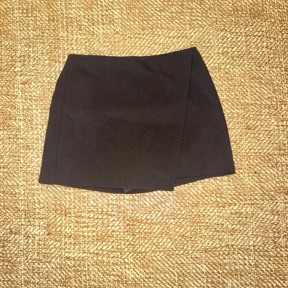 Abercrombie Black Mini Skort- Size Medium - Picture 8 of 10
